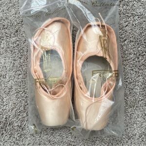 Freed Classic DV pointe shoes - 6XX